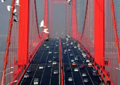 世界首座主缆连续三塔四跨悬索桥武汉鹦鹉洲长江大桥