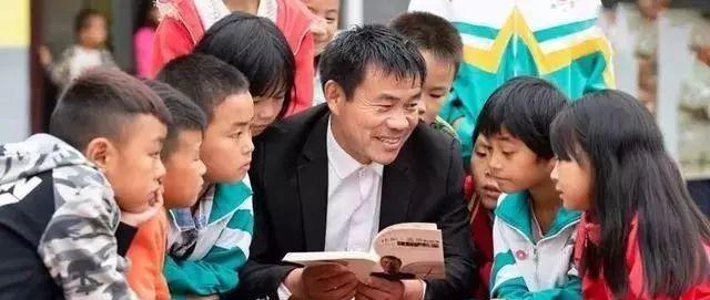 乡村教师<em>张</em><em>玉</em><em>滚</em>，一条窄窄的扁担挑起山里娃走出大山的希望