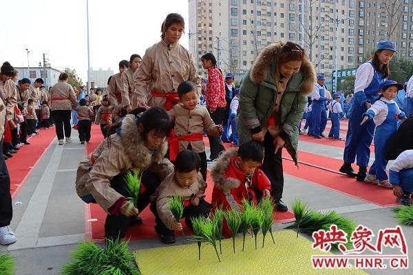 光山孟母堂幼儿园开展以<em>爱国</em><em>教育</em>为<em>主题</em>的亲子活动