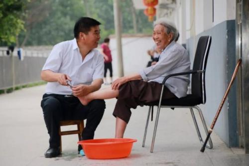 李银江：老人<em>的</em>关切<em>就是</em><em>我</em><em>的</em>行动