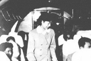 第一批女空乘人员在为乘客提供服务