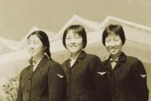 第一批女空乘人员中的三姐妹在一起合影