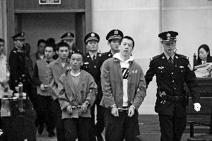 诈骗百万车险18人受公审 多<em>保险</em>公司员工参与其中