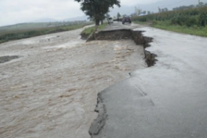水毁—暴雨、洪水造成<em>路基</em>等<em>设施</em><em>的</em>损毁