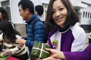<em>越南</em><em>风土人情</em>——粽子做成四方块