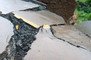 滑坡—沿着贯通<em>的</em>剪切破坏面滑移地质