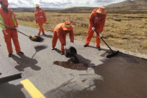 达日<em>公路</em>段采用新材料LTC沥青再生养护剂修复路面裂缝显成效