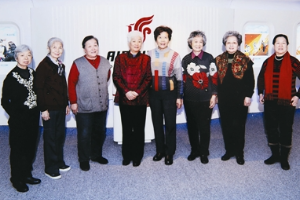2012<em>年</em>“十八姐妹”中的八位姐妹共庆“三八”妇女节