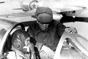 “<em>空中</em>拼<em>刺刀</em>”，拼出如今钢多气盈骨更硬——飞行员待命升空作战
