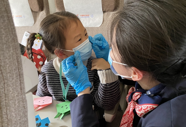 春运首日<em>东航</em>无陪儿童：“谢谢姐姐，我们还会再见”
