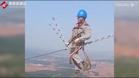 电力工人<em>高空作业</em>真辛苦
