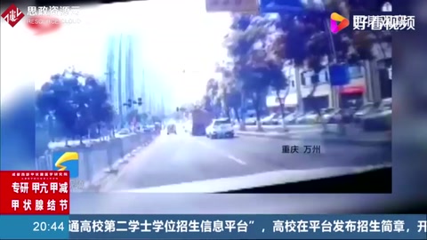 重庆万州发生一起惨案，两货车挤扁小轿车，轿车被撞成铁饼