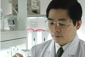 藻类育种学教授——严<em>兴</em><em>洪</em>