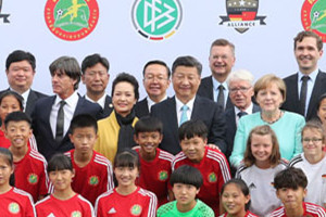 习近平同德国总理默克尔共同观看中德青少年足球友谊赛
