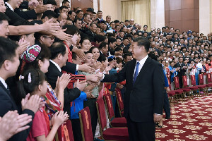 <em>习近平</em>会见全国体育先进单位和先进个人代表等