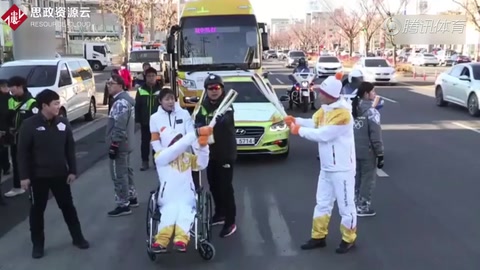 中国“倒立男孩” 为平昌冬奥会传递圣火