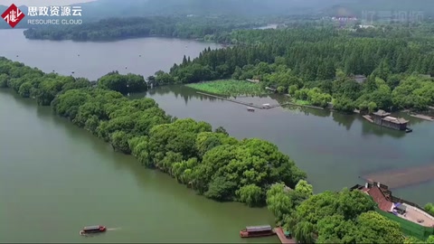 苏堤是苏东坡任杭州知州时，疏浚<em>西湖</em>，利用浚挖<em>的</em>淤泥构筑而成