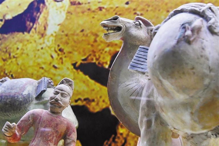载物骆驼俑：在唐代丝路上“微笑”
