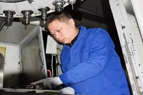 “工人院士”胡胜：极致工匠精神