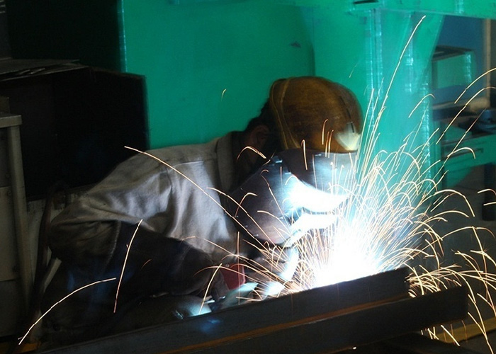 授课图片—大国工匠·为国铸剑 卢仁峰 单手焊接坚固“铁骑”