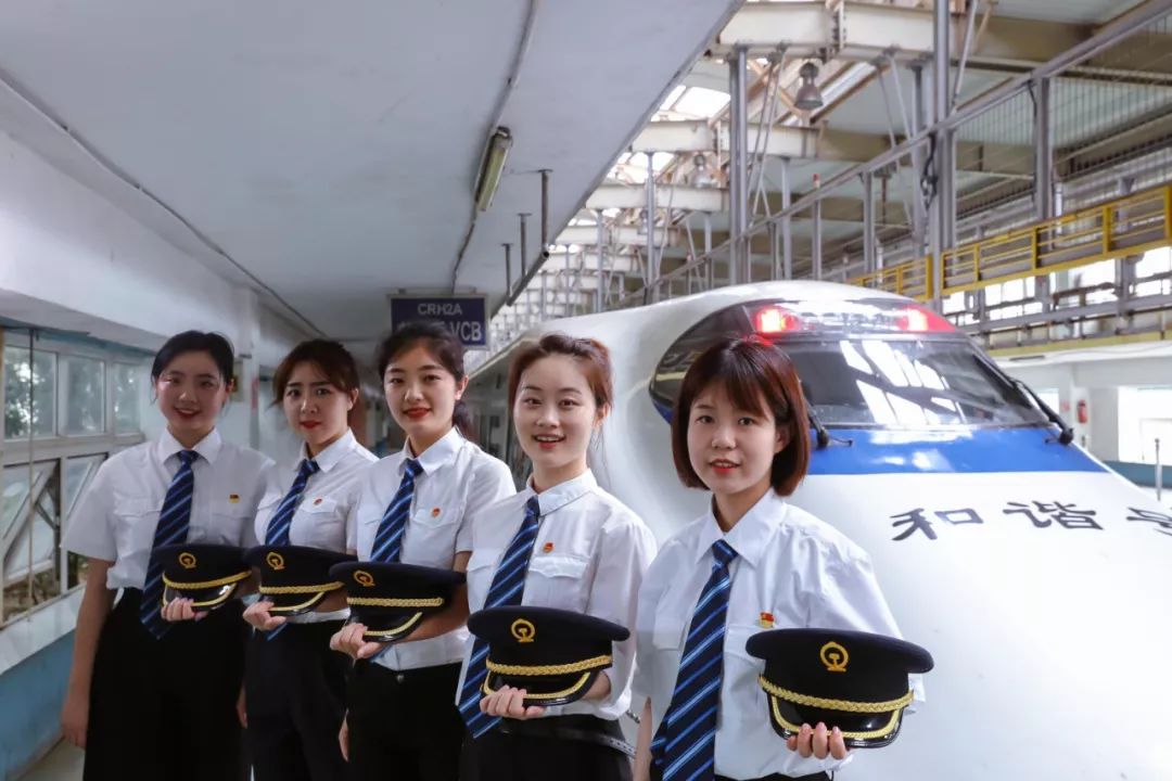 授课图片—第一批女<em>火车</em><em>司机</em>驾驶三八号机车组，绽放巾帼力