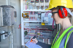 铁道供电技术专业：《电力内外线施工—绝缘子、金具的安装》课程思政案例