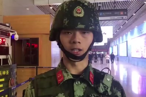 7秒KO袭击者的武警小哥：我们的职责就是保卫人民安全！
