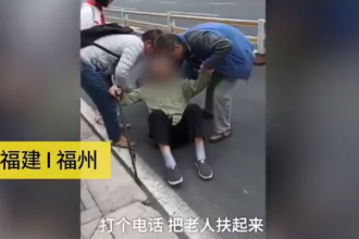 老人摔倒没人敢扶，退伍军人教科书式扶起：喊路人全程拍摄