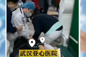 患者突然倒地心脏骤停，医生们轮流进行心肺复苏，及时挽救生命