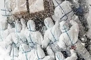 大连海洋大学志愿者冒雪送防疫<em>物资</em>