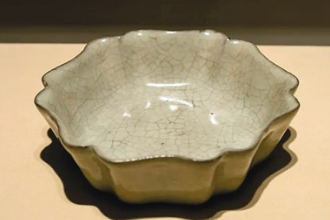 <em>中华</em><em>传统文化</em>—<em>南宋</em>官窑<em>青</em><em>釉</em>葵花式洗